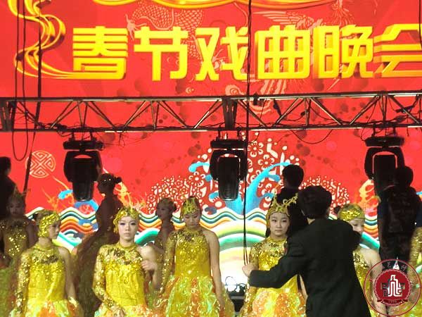 舞蹈系学生为央视戏曲春晚录制的《花好月圆》如期播出