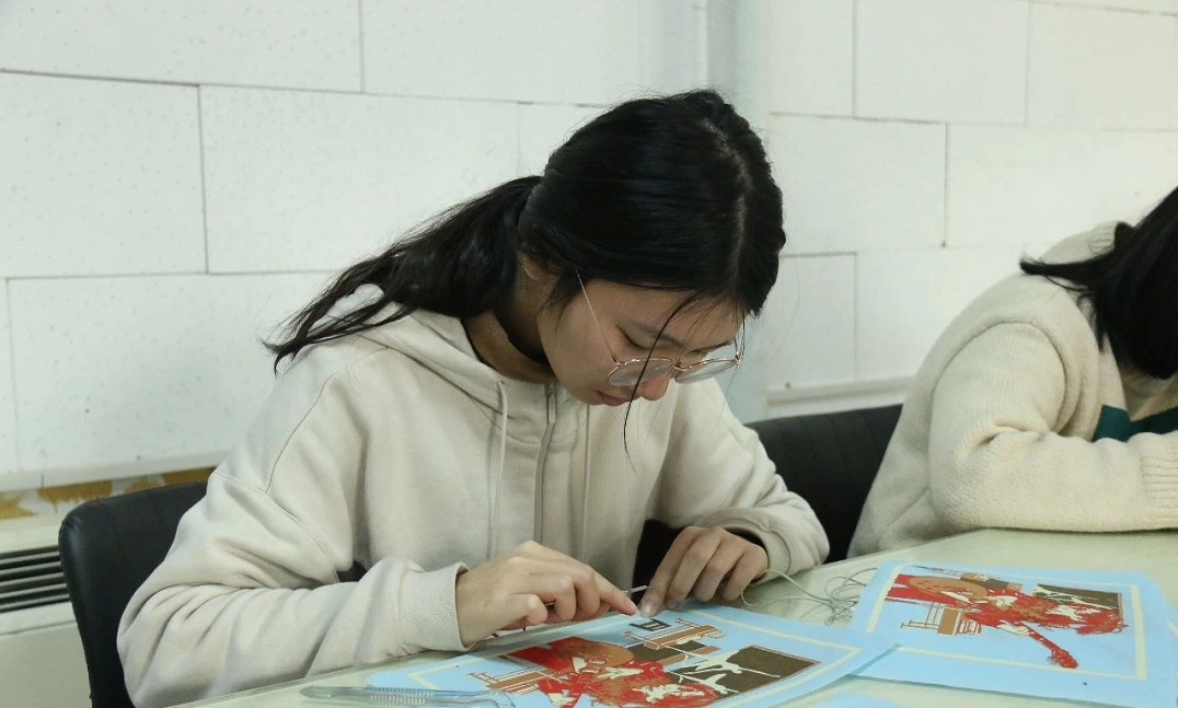 艺术设计系剪纸工作室火热进行中
