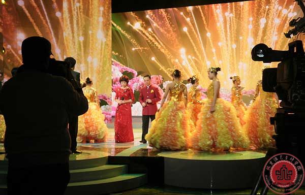 舞蹈系学生为央视戏曲春晚录制的《花好月圆》如期播出