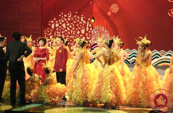 舞蹈系学生为央视戏曲春晚录制的《花好月圆》如期播出