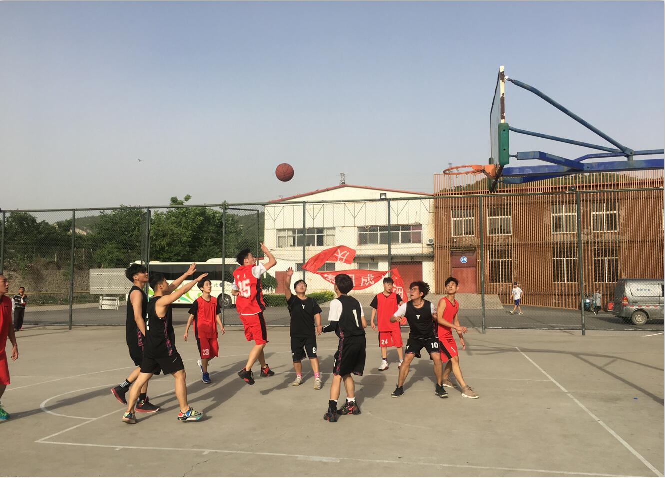 篮球比赛展风采，中专学子然激情