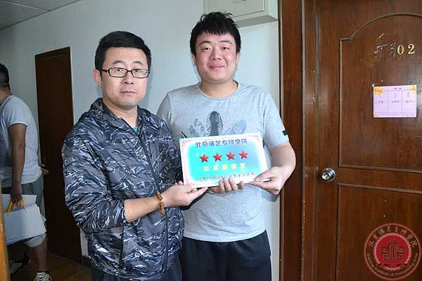 学院领导为三月“星级寝室”挂牌