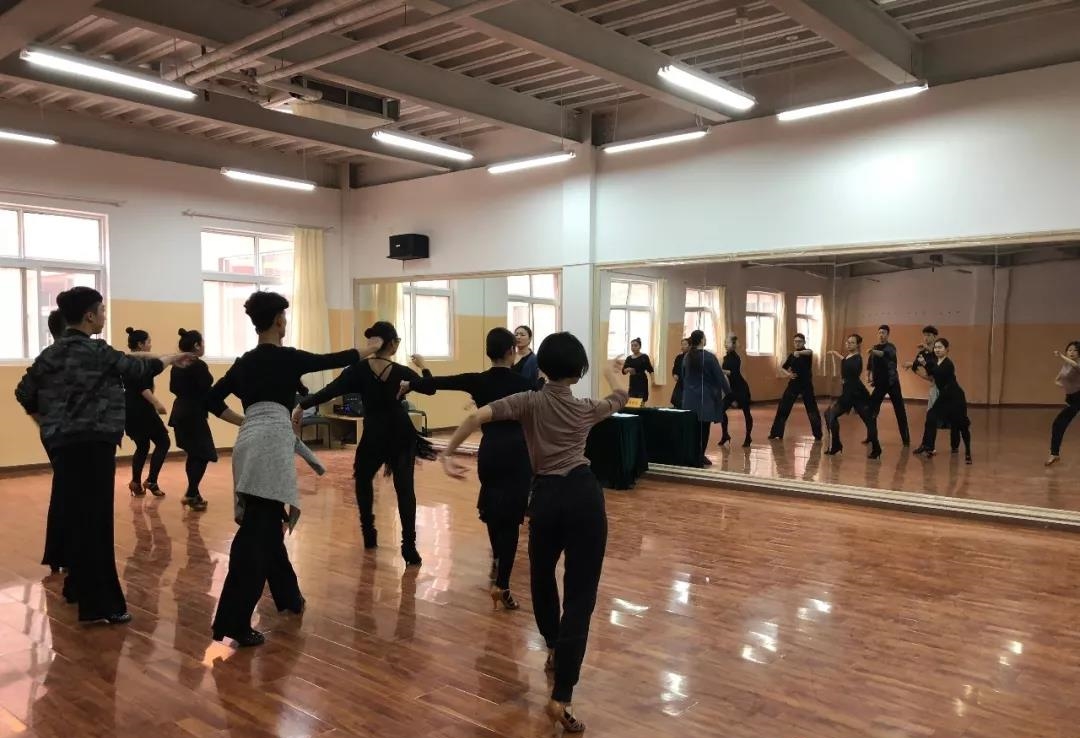 朝气蓬勃 不断进步 新学期 新目标