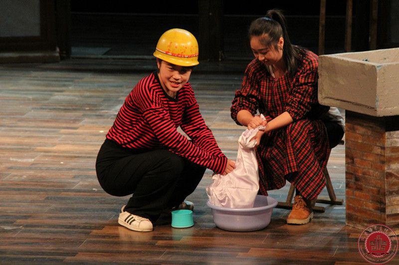 我院14级毕业大戏《边缘》在实验剧场演出圆满成功