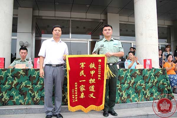 我院2013级新生军训闭营仪式圆满结束