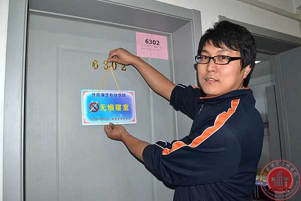 学院领导为三月“星级寝室”挂牌