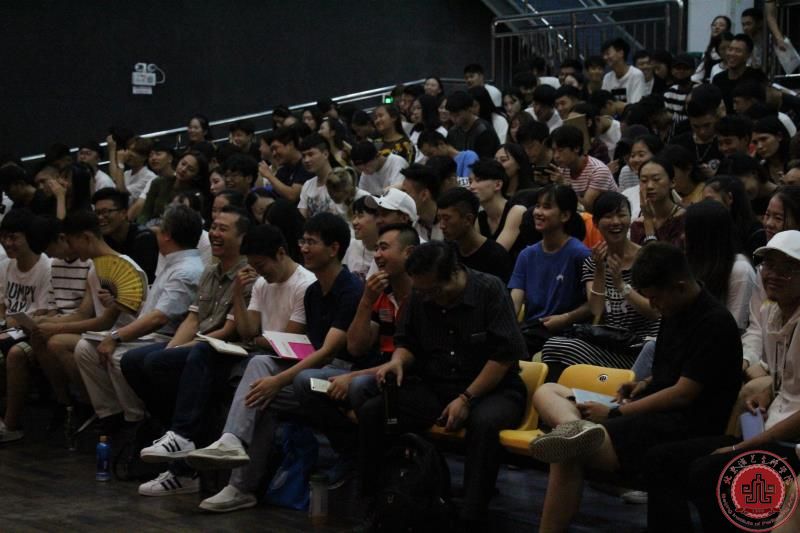 梁伯龙教授为2017级表演系新生讲授大学开学第一课