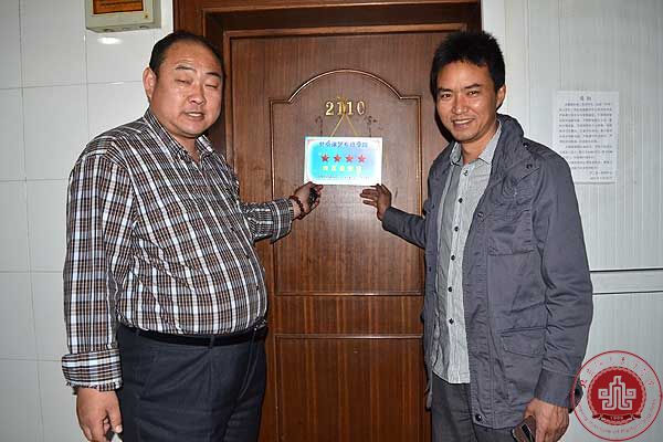 学院领导为三月“星级寝室”挂牌