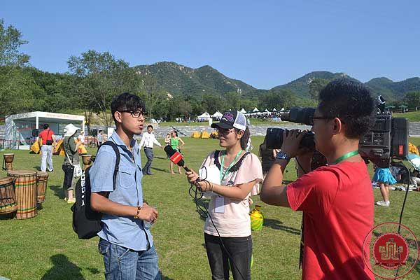 我院器乐与音乐制作系电吉他专业学生杨成接受电视台采访