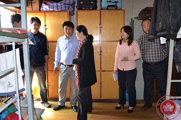 学院领导为三月“星级寝室”挂牌