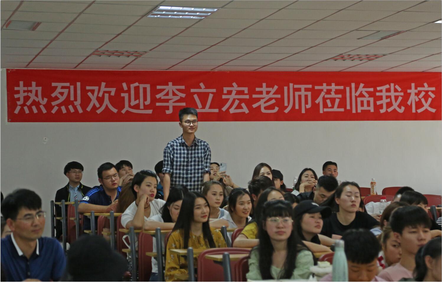 著名配音员李立宏老师来北京演艺专修学院举办讲座