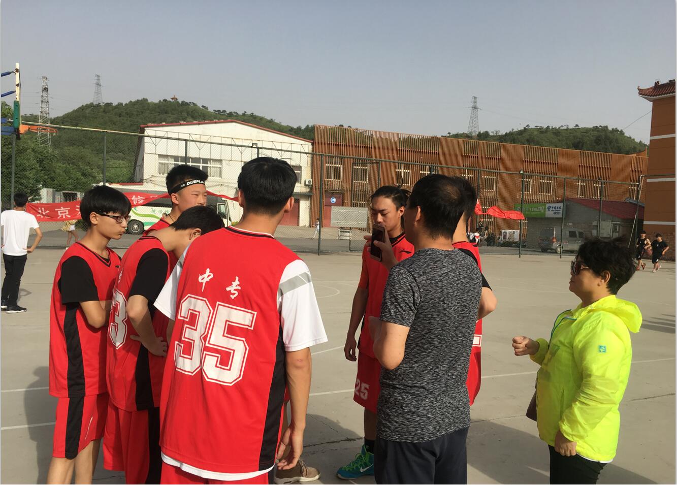 篮球比赛展风采，中专学子然激情