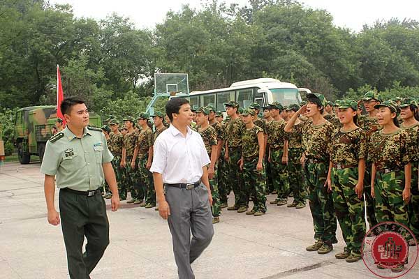 我院2013级新生军训闭营仪式圆满结束
