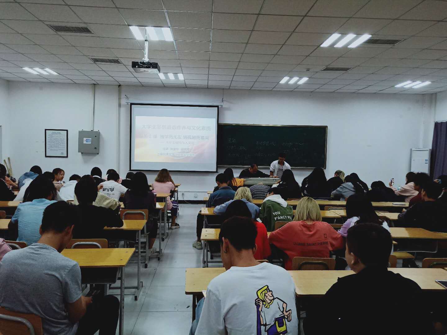 影视艺术系2018级学生举行主题班会