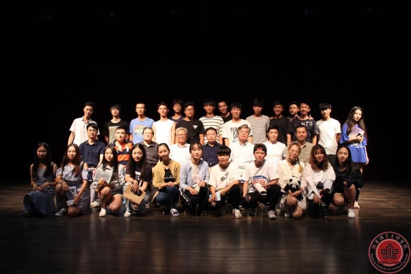 梁伯龙教授为2017级表演系新生讲授大学开学第一课