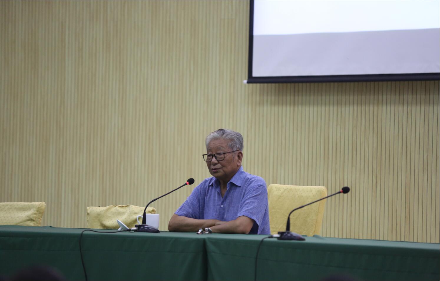 梁伯龙教授前往2018级新生军训基地进行讲座