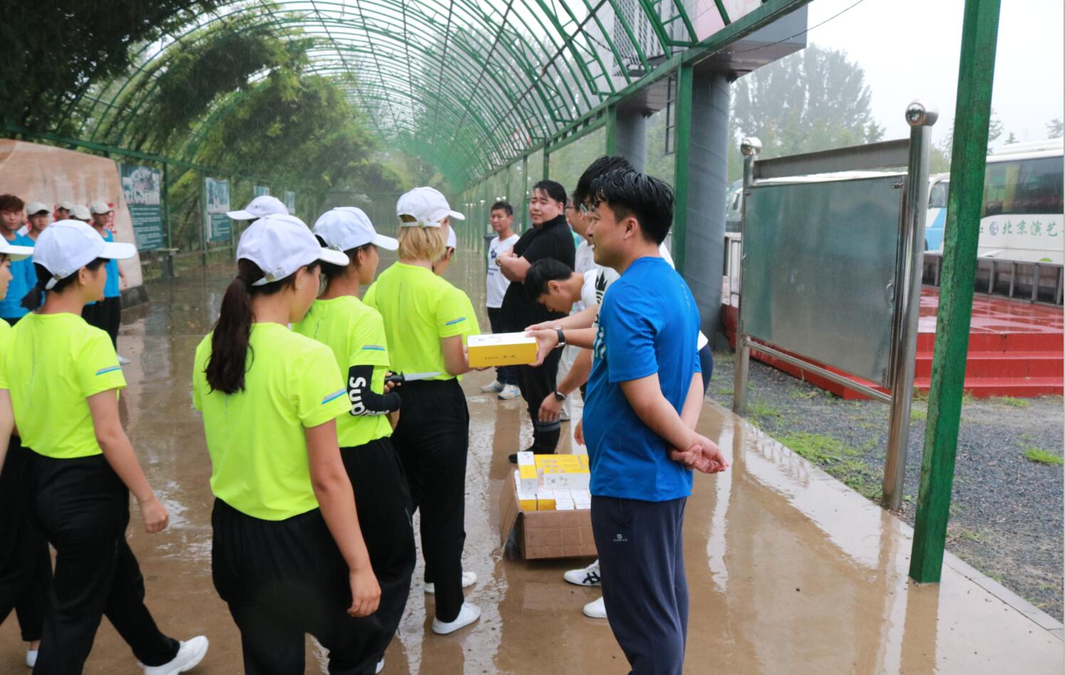 北京演艺专修学院领导及各系主任前往军训基地看望慰问新生