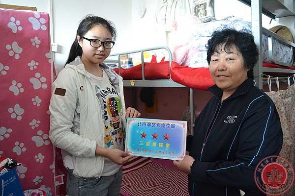学院领导为三月“星级寝室”挂牌