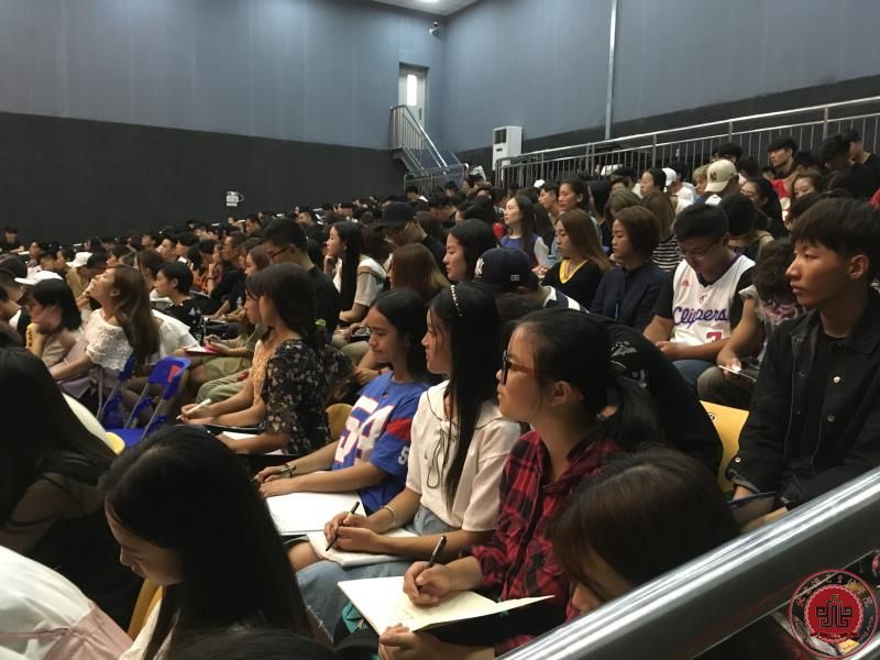 梁伯龙教授为2017级表演系新生讲授大学开学第一课