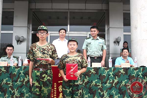 我院2013级新生军训闭营仪式圆满结束