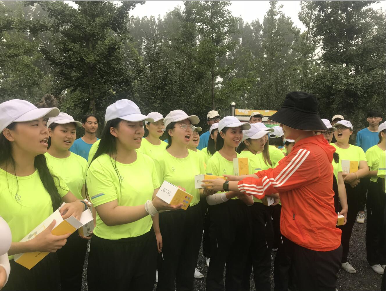 北京演艺专修学院领导及各系主任前往军训基地看望慰问新生