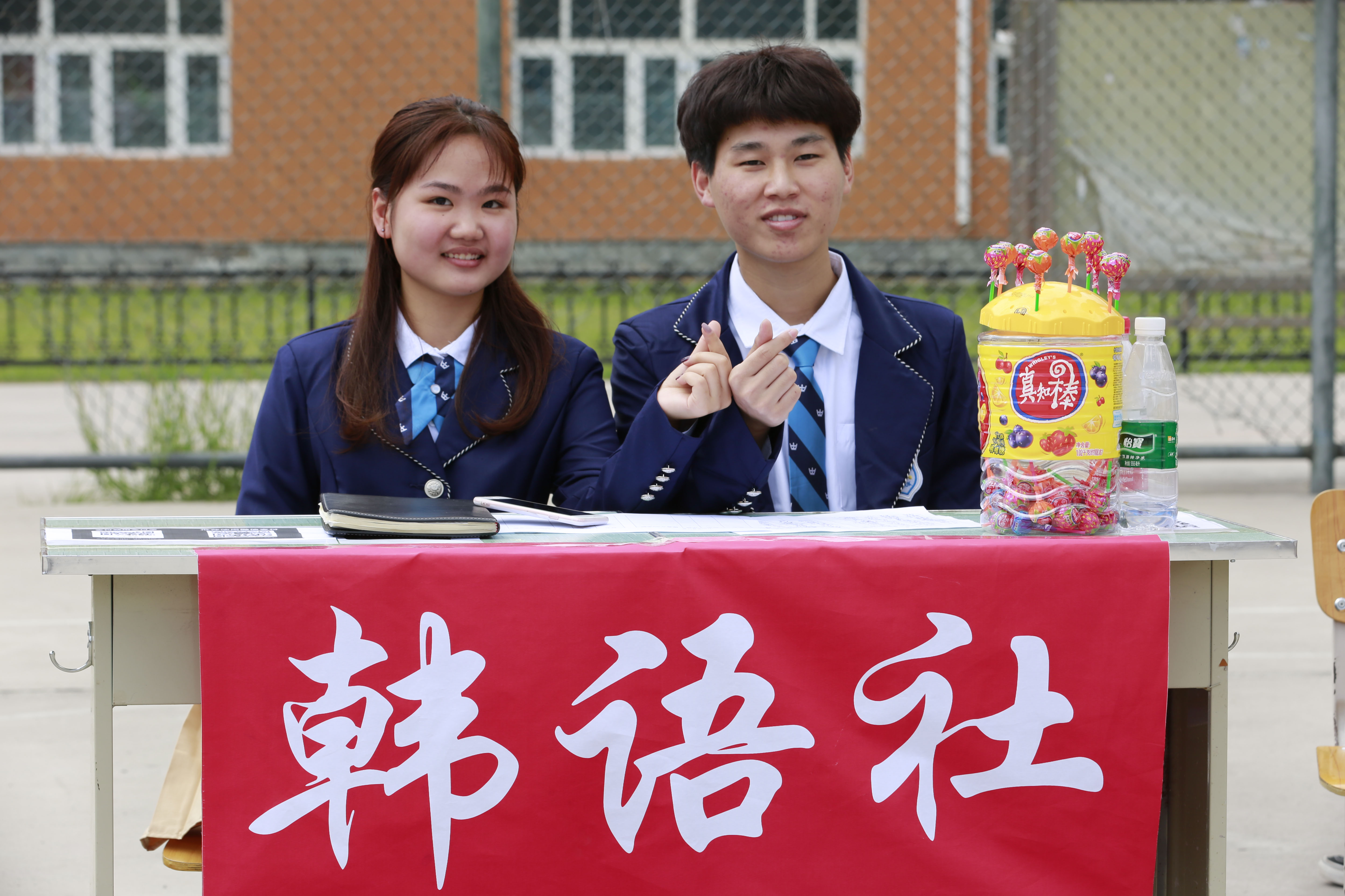 北京演艺专修学院各社团纳新现场火爆