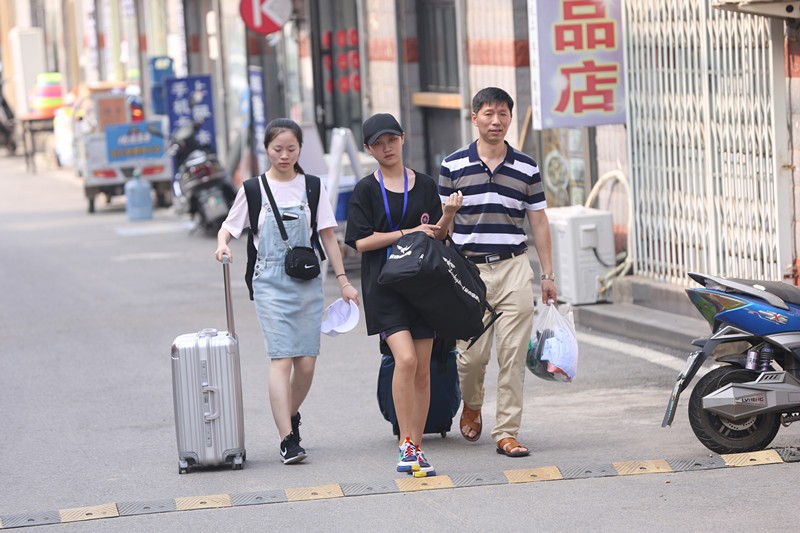 终于等到你:直击2018级第一批新生报到现场