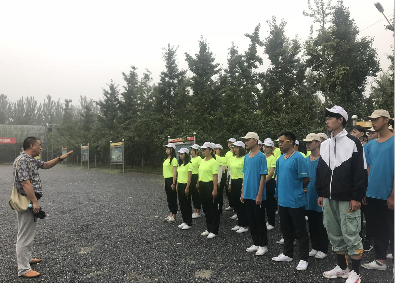 北京演艺专修学院领导及各系主任前往军训基地看望慰问新生