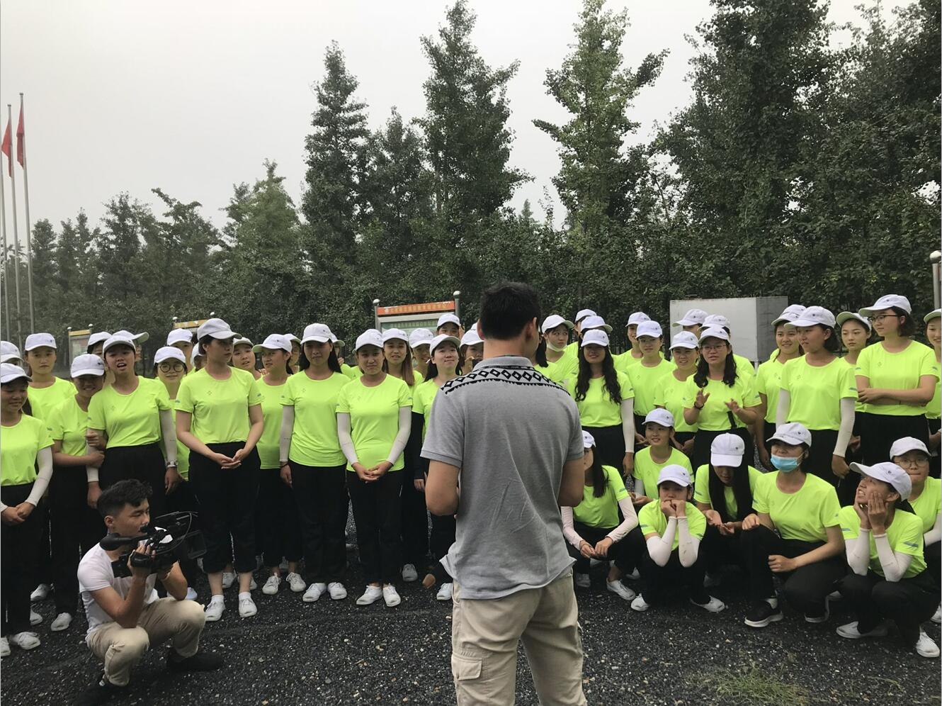 北京演艺专修学院领导及各系主任前往军训基地看望慰问新生
