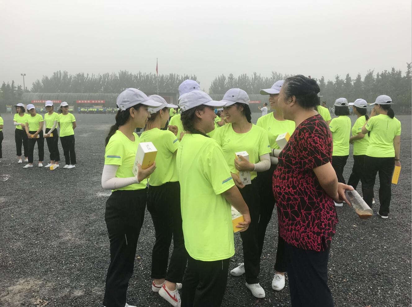 北京演艺专修学院领导及各系主任前往军训基地看望慰问新生