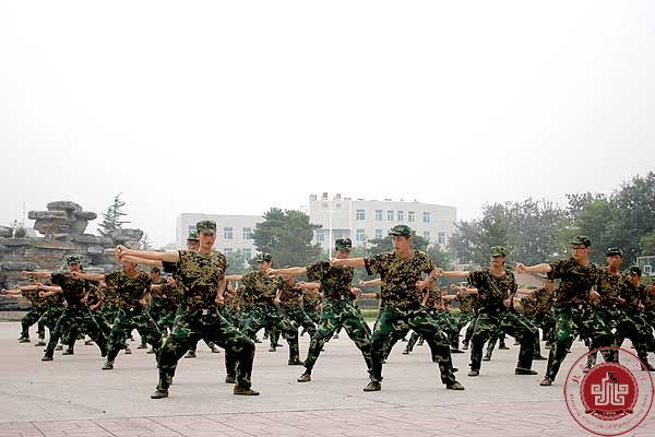 我院2013级新生军训闭营仪式圆满结束