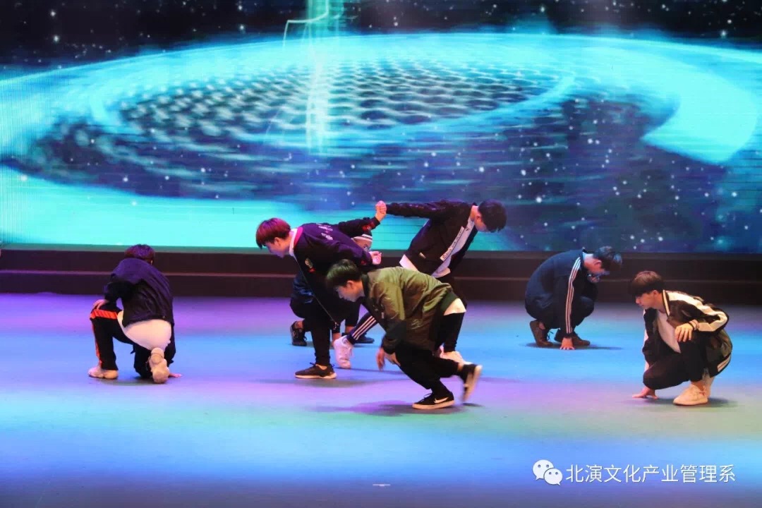 挥手别校园 扬头向前方