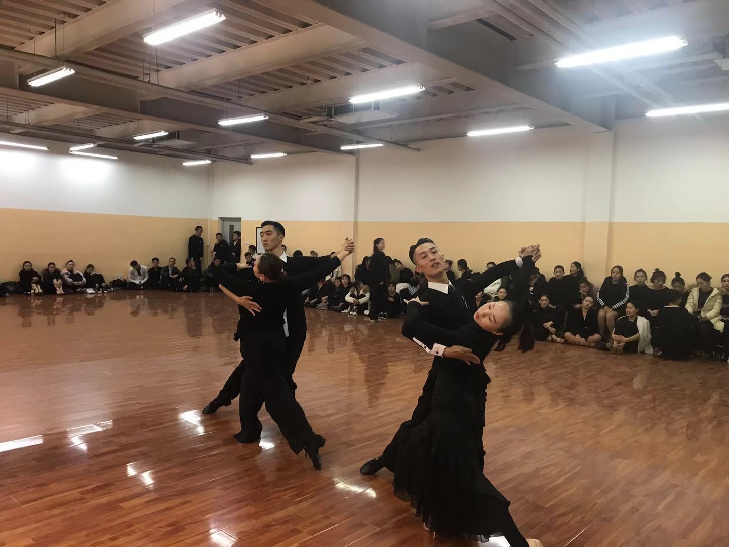 北京演艺专修学院舞蹈系国标舞专业举行模拟赛