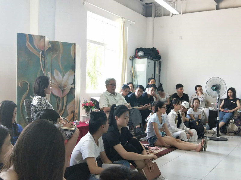 梁伯龙教授走进16级学生表演课堂为学生授课