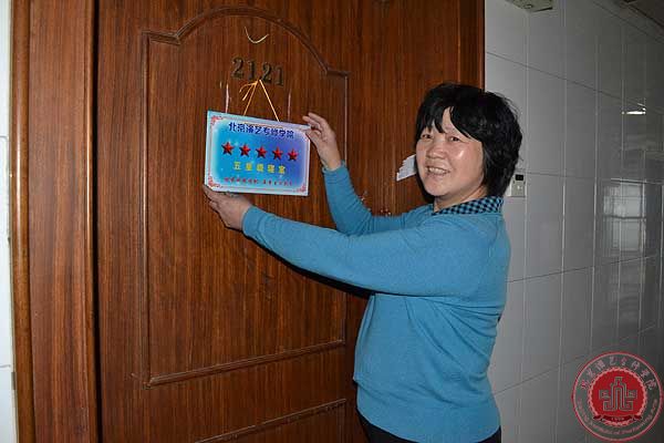 学院领导为三月“星级寝室”挂牌