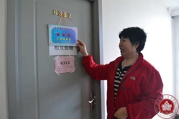 学院领导为三月“星级寝室”挂牌