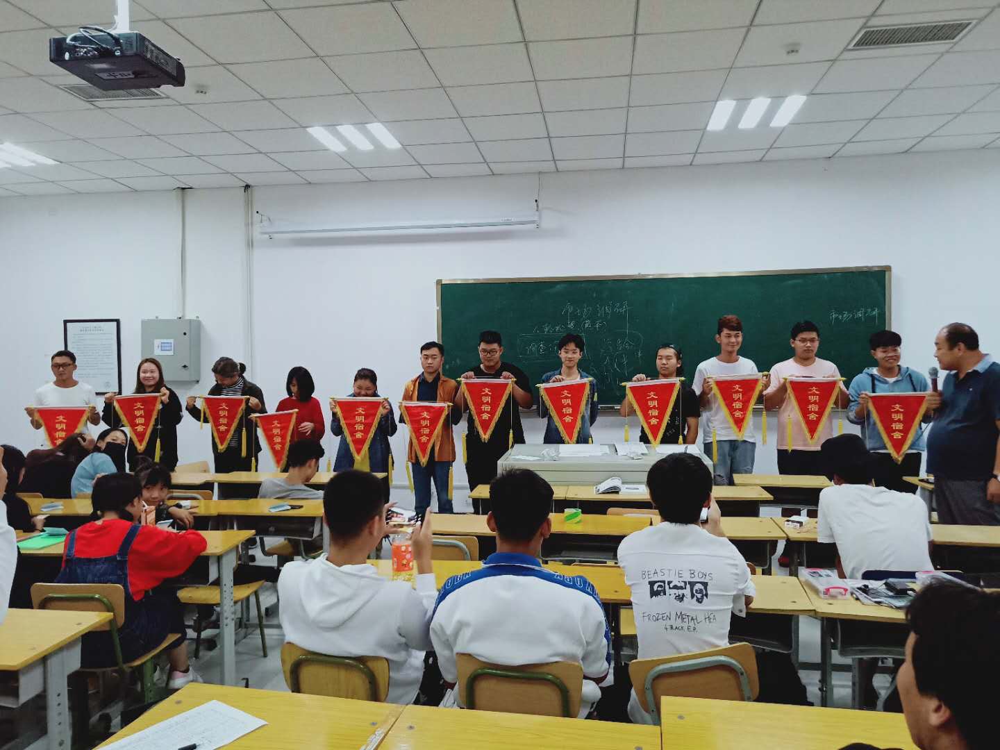 我院影视艺术系2018级新生用心创造魅力宿舍