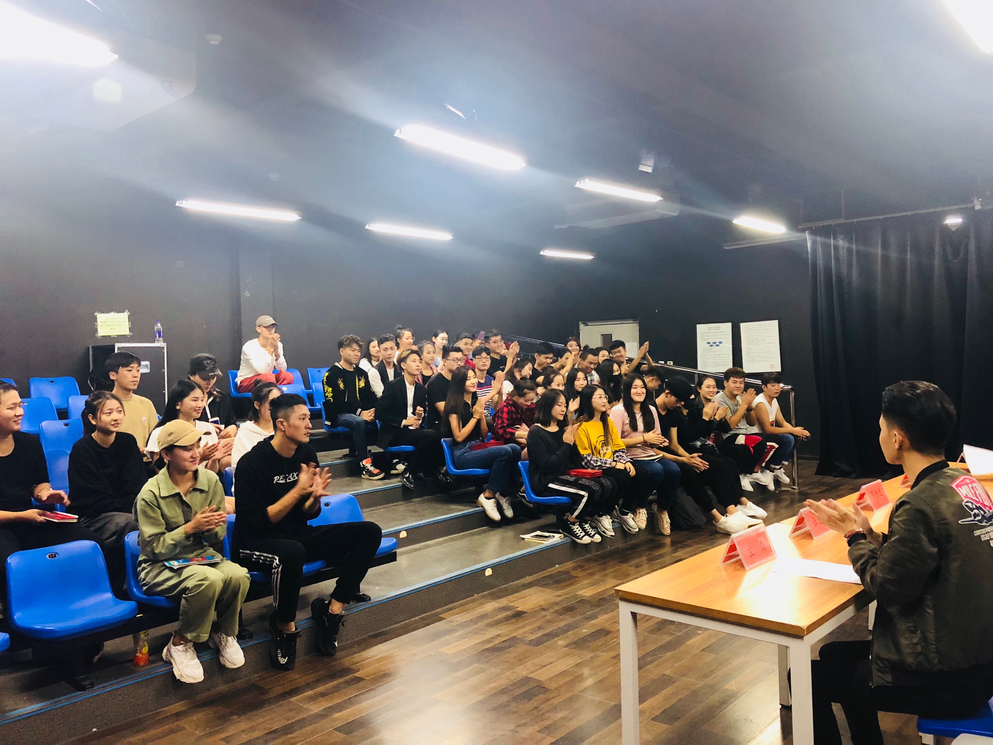 北京演艺专修学院表演系学生会召开全体成员大会