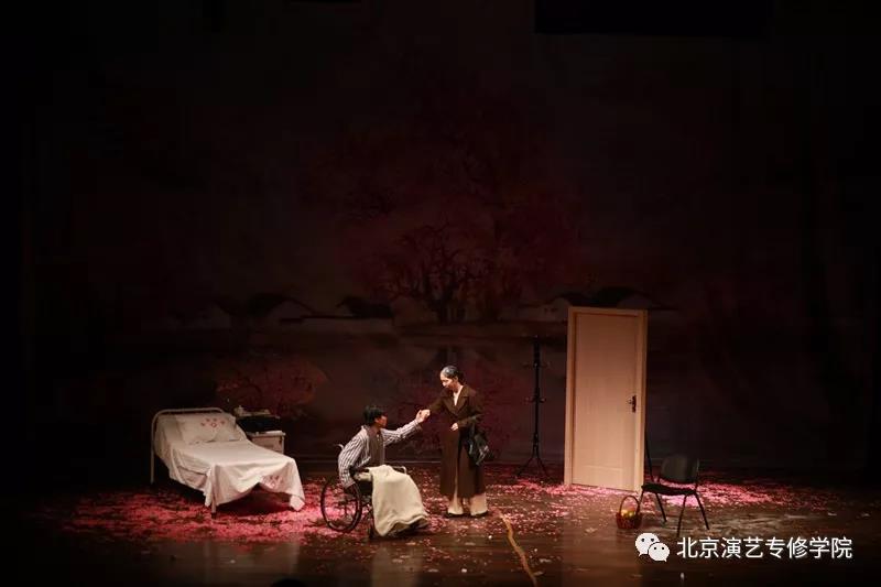表演系15级毕业剧目《暗恋桃花源》在实验剧场上演
