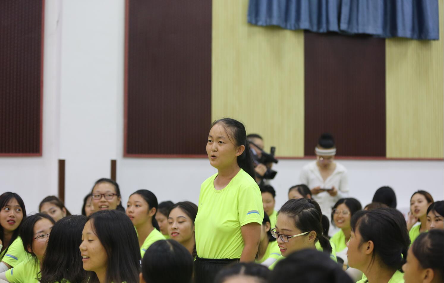 梁伯龙教授前往2018级新生军训基地进行讲座