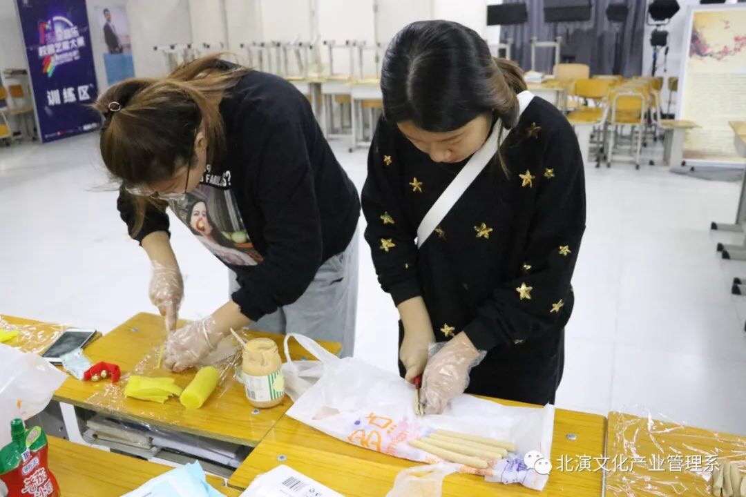 享美食制作乐趣 燃竞技中动力 文化产业管理系举办丰富多