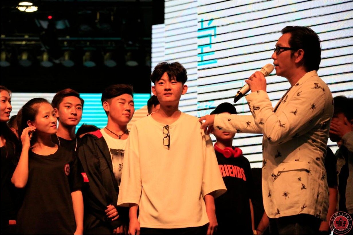 香港著名演员、歌手温兆伦被聘为我院客座教授