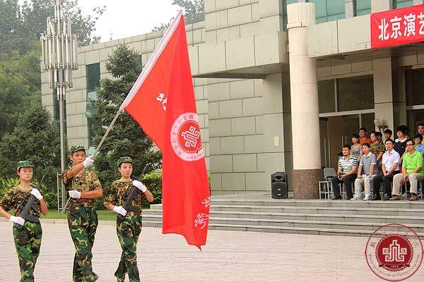 我院2013级新生军训闭营仪式圆满结束