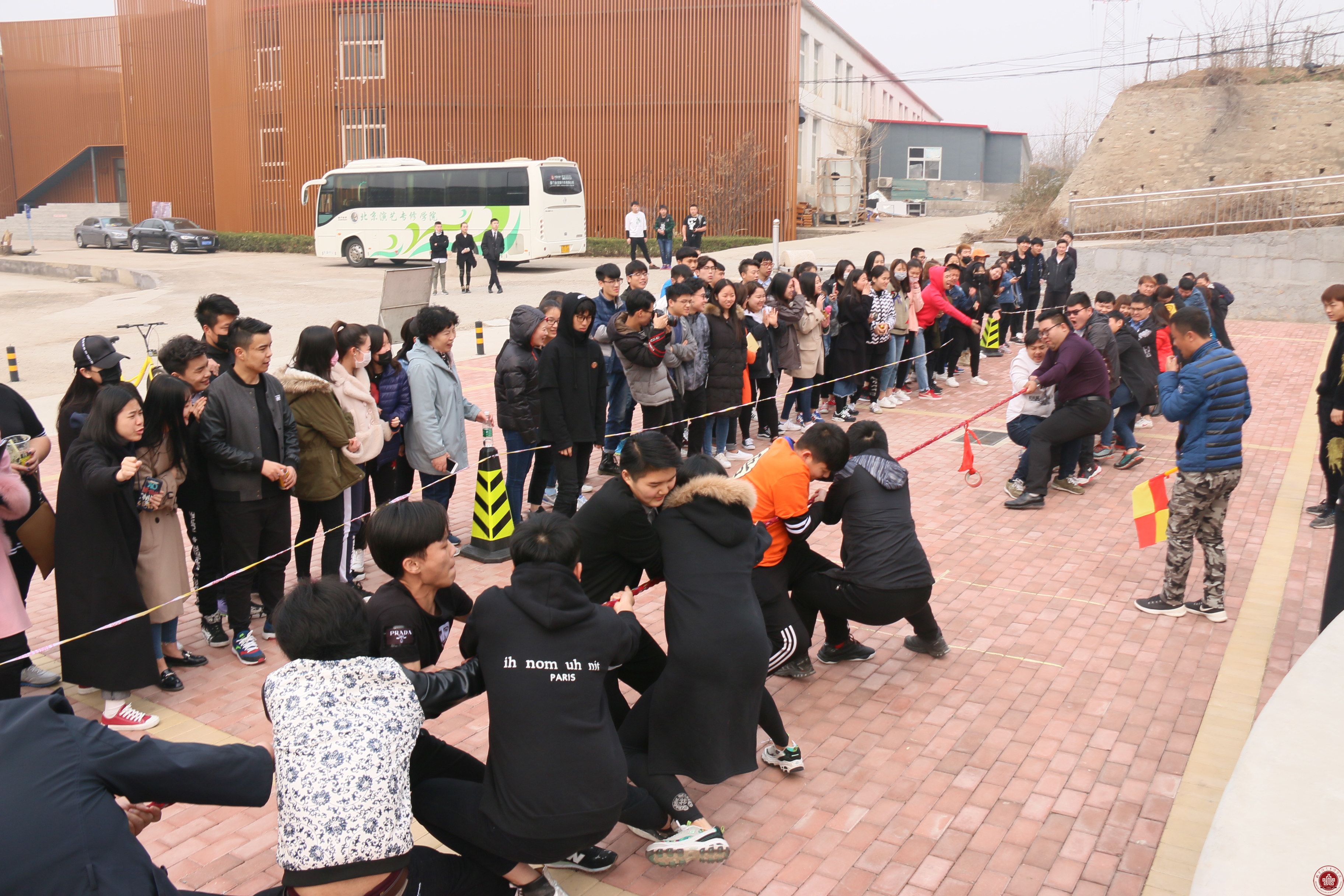 活力青春绽放校园 北演举行拔河比赛