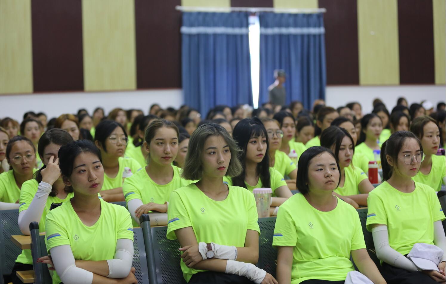 梁伯龙教授前往2018级新生军训基地进行讲座