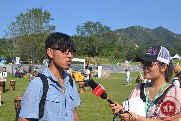 我院器乐与音乐制作系电吉他专业学生杨成接受电视台采访