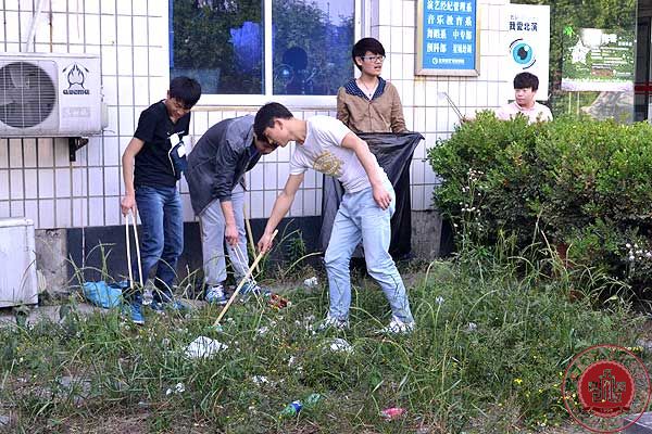 清扫垃圾，净化校园