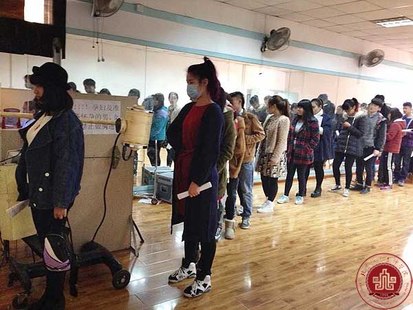 学生处组织2014级新生进行健康体检