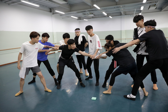 舞剧《金蝉塑与糖人宝》： 毛猴、糖人儿和大鼓，他们说老北京的炫彩都在这里了
