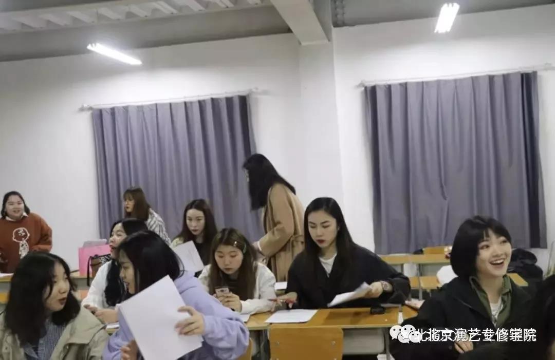 文化产业管理系2015级毕业生毕业论文答辩圆满完成